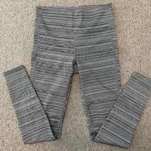 Athleta Chaturanga Jacquard Leggings 7/8 28” Inseam Black Gray Size S